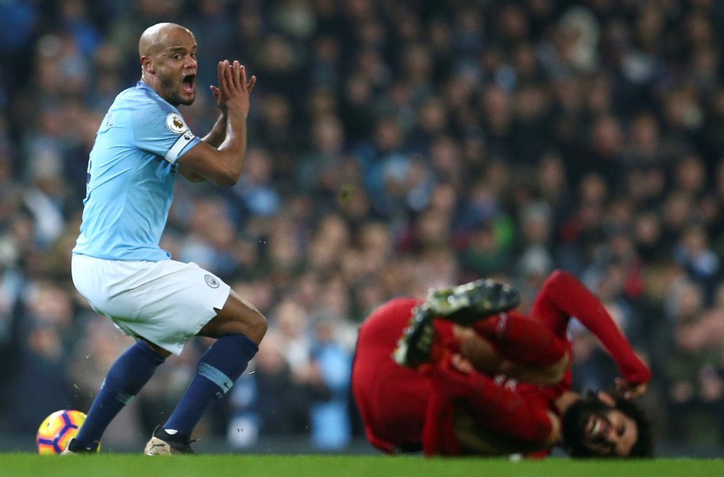 Tvrdý souboj mezi Mohamedem Salahem a Vincentem Kompanym v utkání Liverpoolu s Manchesterem City