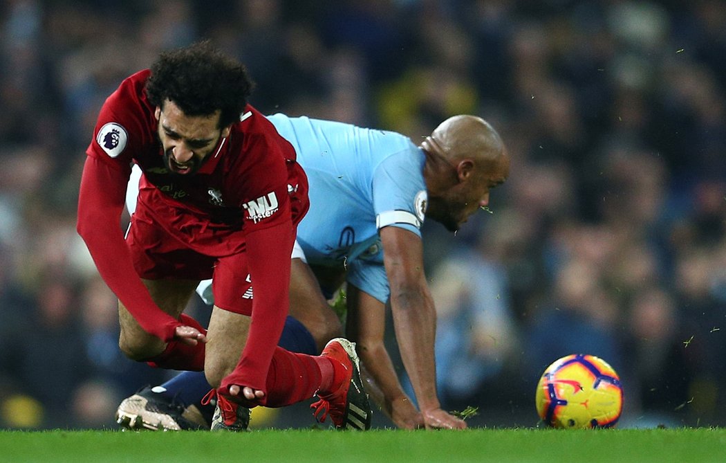 Tvrdý souboj mezi Mohamedem Salahem a Vincentem Kompanym v utkání Liverpoolu s Manchesterem City