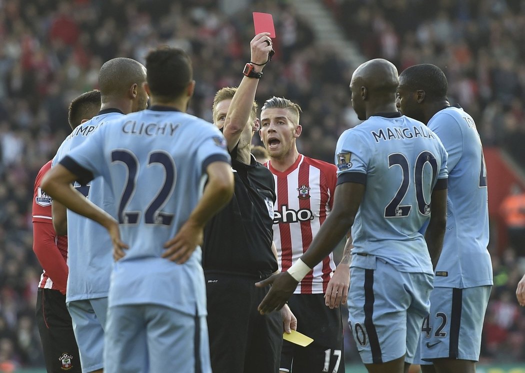 Rozhodčí Jones ukazuje červenou kartu stoperovi Manchesteru City Eliaquimu Mangalovi.