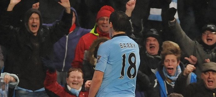 Gareth Barry slaví rozhodující gól zápasu proti Readingu