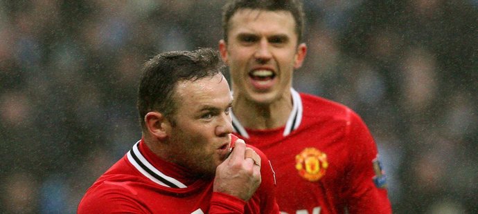 Wayne Rooney slaví svůj gól do sítě Manchesteru City