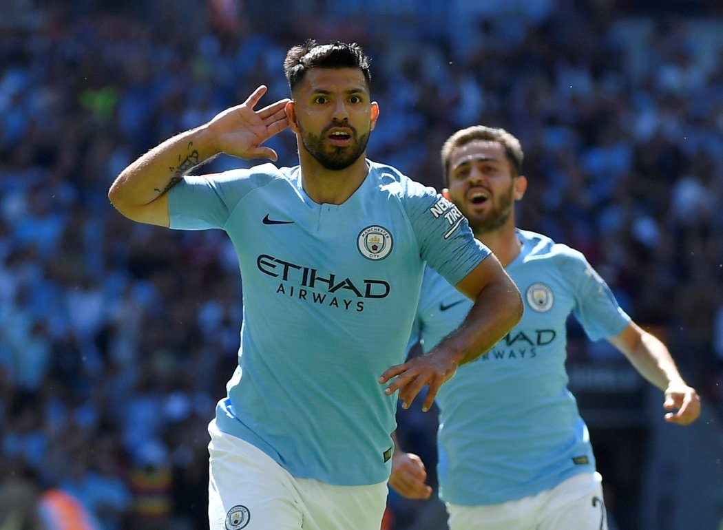 Sergio Agüero slaví svou první trefu do sítě Chelsea