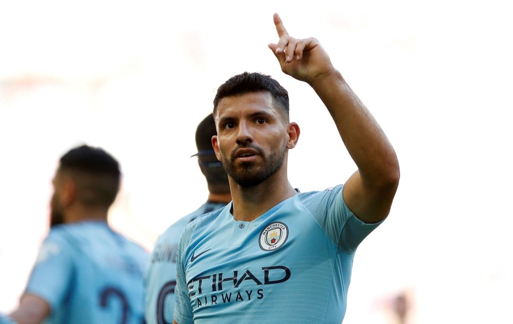 Sergio Agüero slaví svou druhou trefu do sítě Chelsea