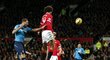 Marouane Fellaini právě střílí gól do sítě Stoke, přesným centrem našel belgického reprezentanta Ander Herrera. United porazili soupeře 2:1.