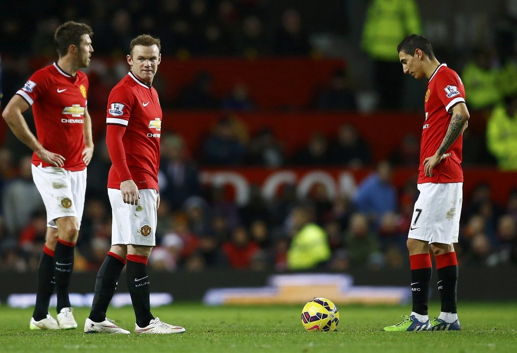 Wayne Rooney, Michael Carrick a Ángel di María při zápase Manchesteru proti Southamptonu, ve kterém favorizovaný United podlehl soupeři 0:1.