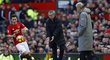 José Mourinho podává míč Anderu Herrerovi, vše sleduje kouč Arsenalu Arséne Wenger