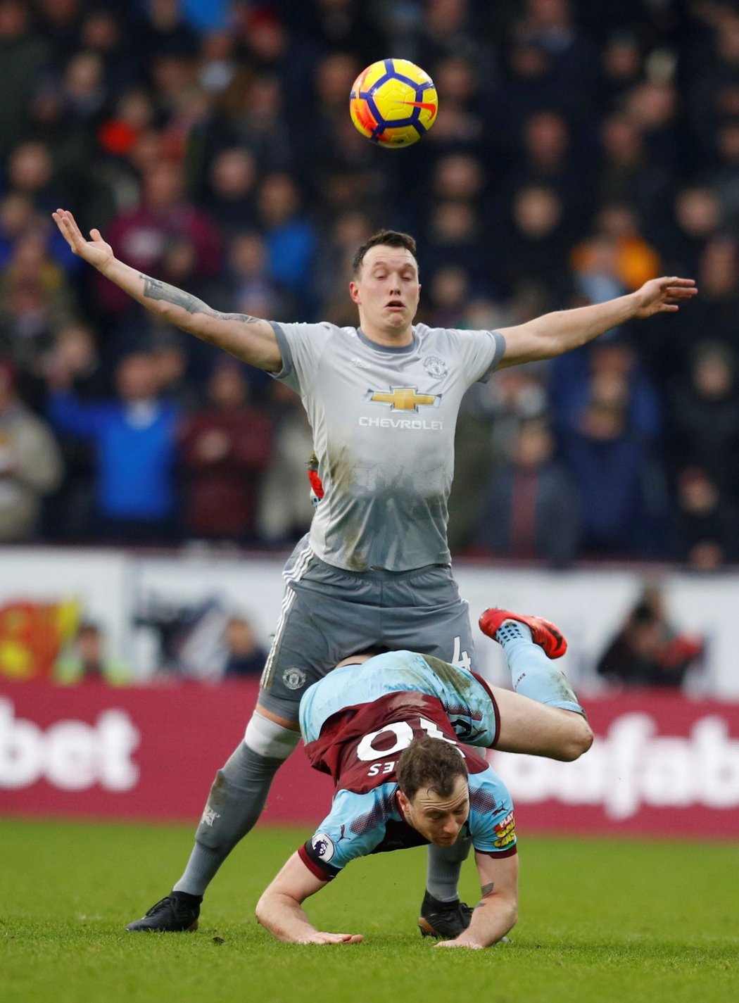 Obranný zákrok Phila Jonese v zápase proti Burnley, kterým složil soupeře