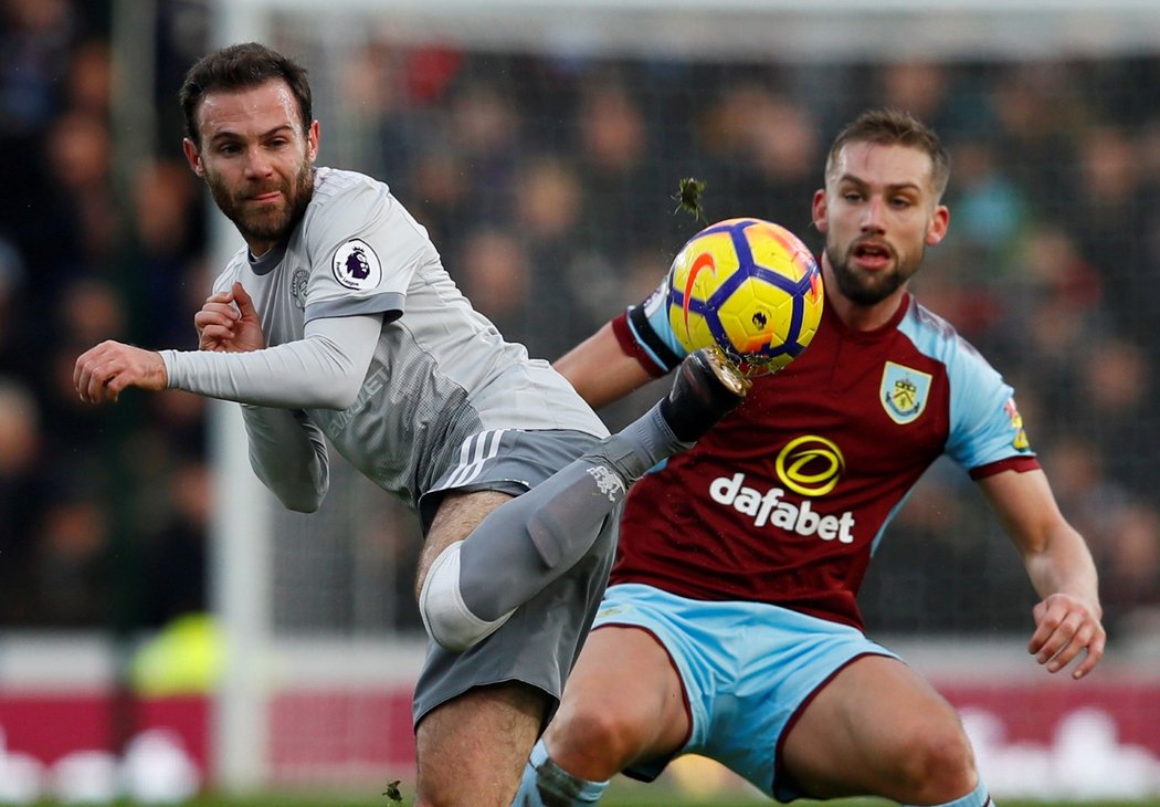 Akrobatické zpracování míče v podání Juana Maty v zápase proti Burnley