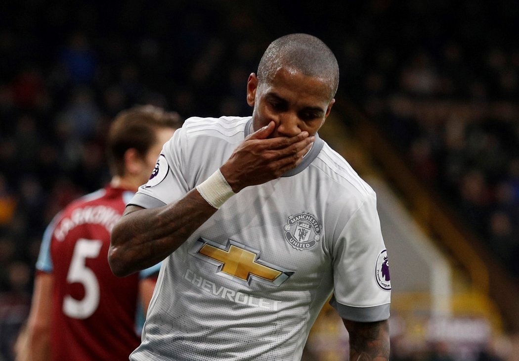 Ashley Young s rukama v dlaních po nepovedeném prvním poločase v zápase proti Burnley