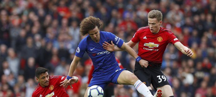 Stoper Chelsea David Luiz bojuje o míč proti dvěma hráčům Manchesteru United