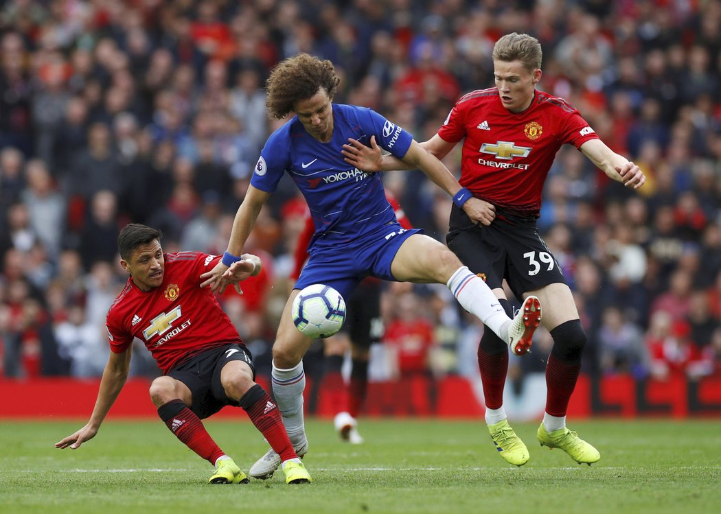 Stoper Chelsea David Luiz bojuje o míč proti dvěma hráčům Manchesteru United