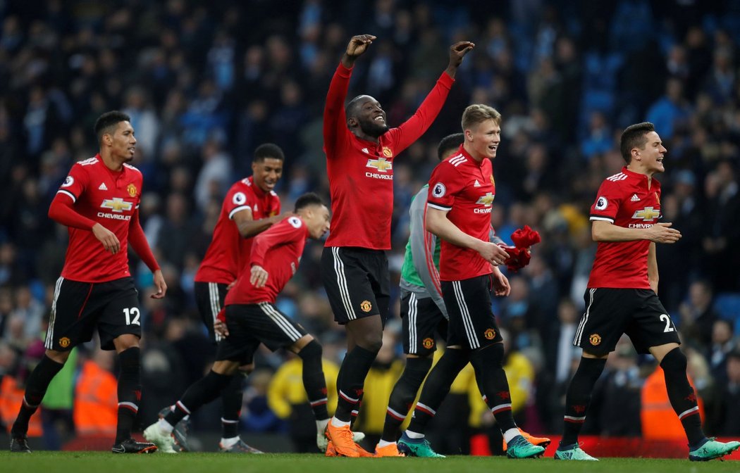 Fotbalisté Manchesteru United slaví výhru v městském derby nad Manchesterem City