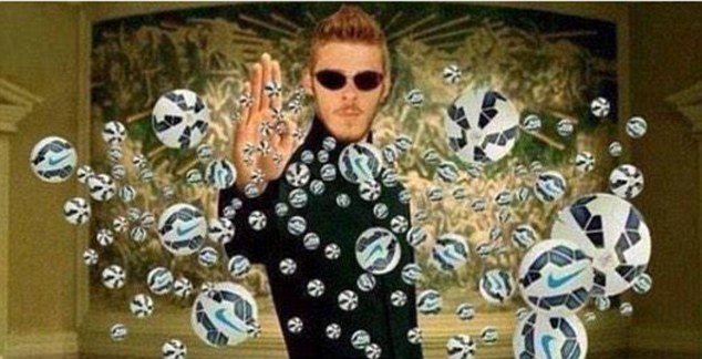 Brankář David de Gea je pro Manchester United klenotem. Na povedené koláži se převtělil do hlavního hrdiny filmu Matrix Nea a likviduje stovky míčů.