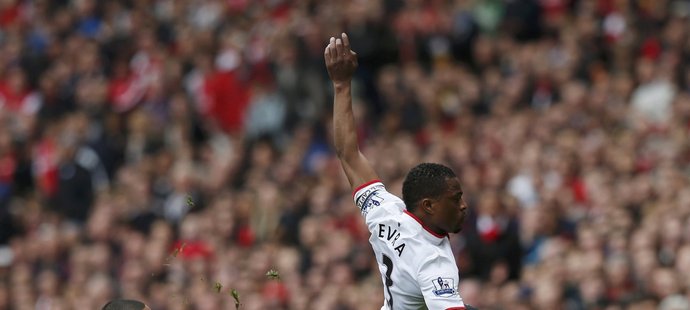 Levý obránce Manchesteru United Patrice Evra přemýšlí o odchodu z Old Trafford. Nový manažer David Moyes chce posílit tým na místě levého beka a Evra nechce hrát v klubu jen druhé housle. Láká ho přestup do francouzského Monaka