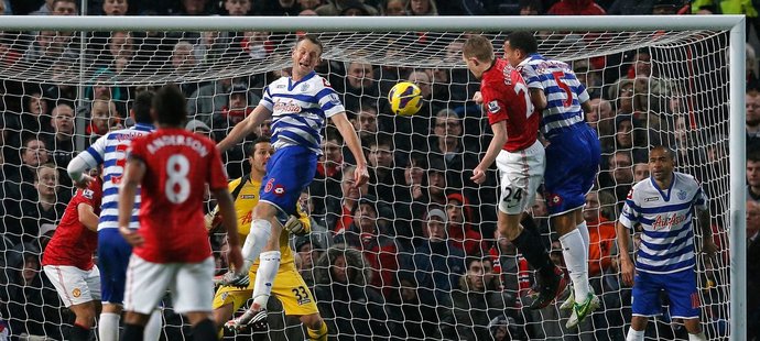 Fotbalisté Manchesteru United právě střílejí gól do sítě QPR. Favorit doma nakonec v utkání Premier League vyhrál 3:1.