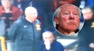 VIDEO: Sir Alex se rozparádil, až mu z pusy vylétla žvýkačka