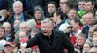 Sir Alex Ferguson i ve svých sedmdesáti letech startuje z lavičky a udílí pokyny hráčům Manchesteru United, nebojí se seřvat hvězdy ani rozhodčí