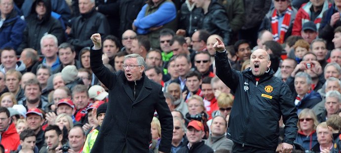 Sir Alex Ferguson i ve svých sedmdesáti letech startuje z lavičky a udílí pokyny hráčům Manchesteru United