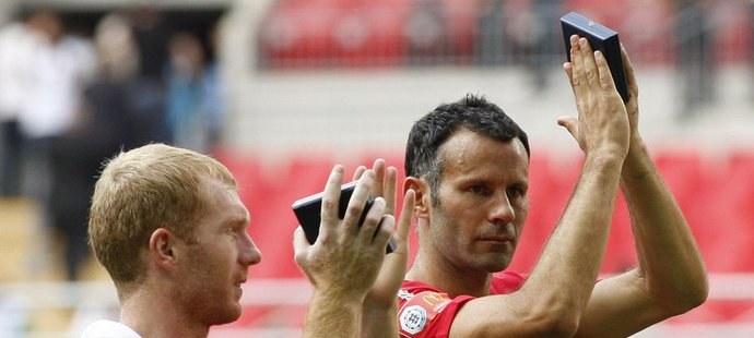 Věrní spoluhráči. Triumf v anglickém Superpoháru slaví Giggs po boku Paula Scholese