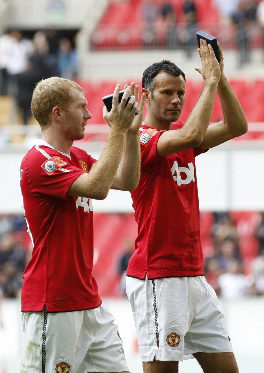 Věrní spoluhráči. Triumf v anglickém Superpoháru slaví Giggs po boku Paula Scholese