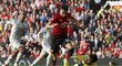 Liverpoolský brankář Alisson obírá o míč Jesse Lingarda z Manchesteru United