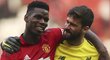 Hvězda Manchesteru United Paul Pogba s liverpoolským Alissonem po vzájemném zápase v Premier League