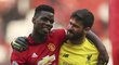 Hvězda Manchesteru United Paul Pogba s liverpoolským Alissonem po vzájemném zápase v Premier League