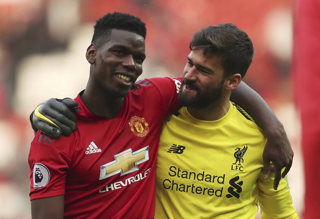 Hvězda Manchesteru United Paul Pogba s liverpoolským Alissonem po vzájemném zápase v Premier League