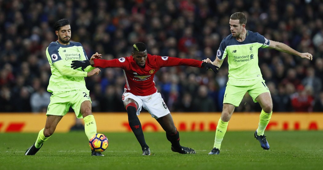 Emre Can a Jordan Henderson brání Paula Pogbu