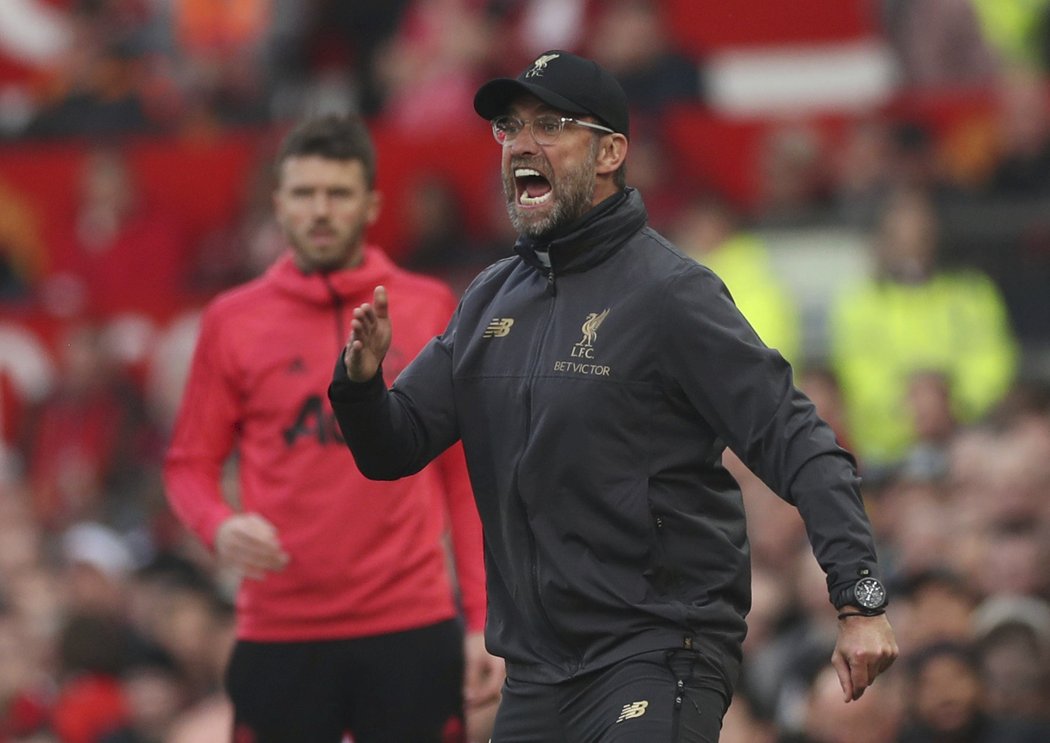 Kouč Liverpoolu Jürgen Klopp se čílí v duelu s Manchesterem United