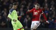 Kapitán United Wayne Rooney v souboji s Robertem Firminem z Liverpoolu