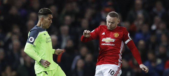 Kapitán United Wayne Rooney v souboji s Robertem Firminem z Liverpoolu