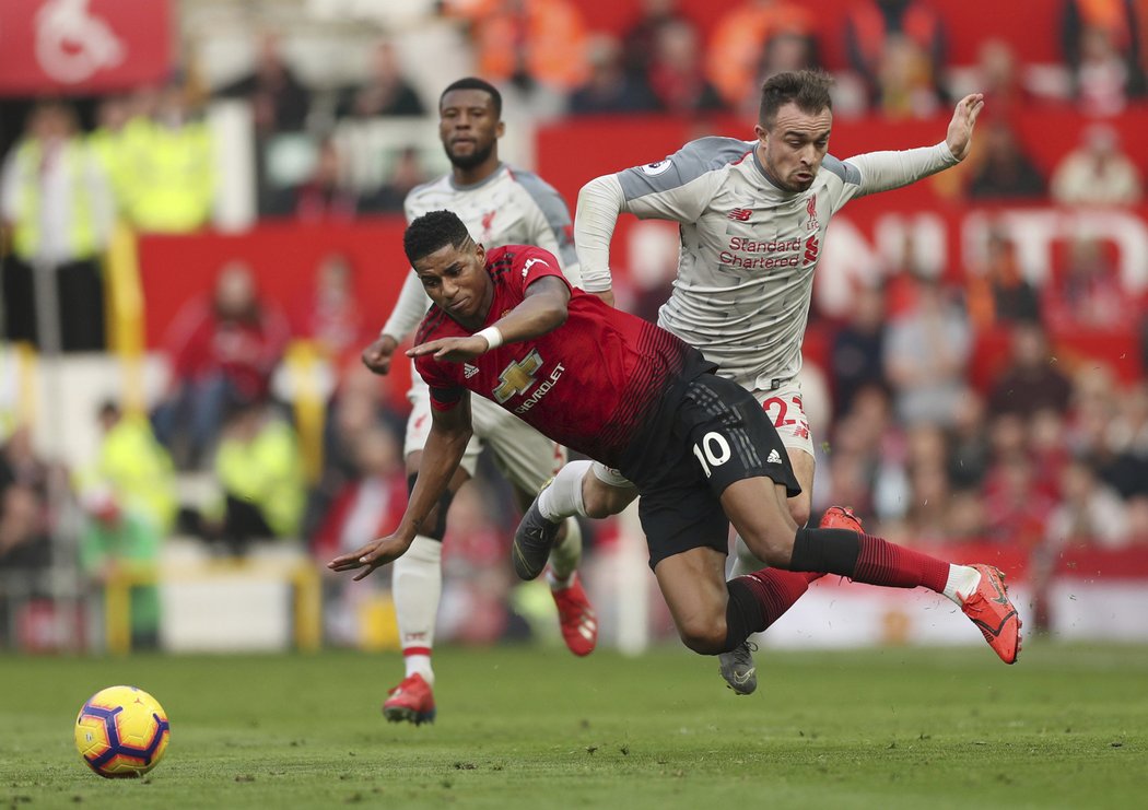 Marcus Rashford padá po střetu s Xherdanem Shaqirim z Liverpoolu