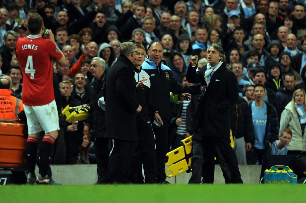 Alex Ferguson a Roberto Mancini jsou ve při. Manchesterské derby mezi City a United rozvášnilo i oba trenéry