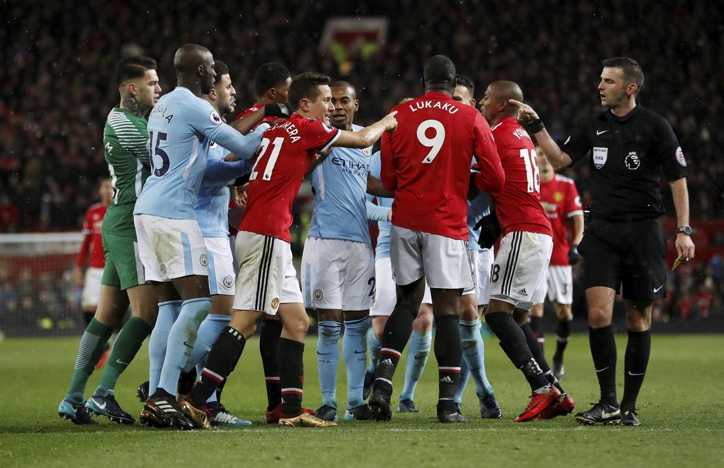 V manchesterském derby to pořádně vřelo