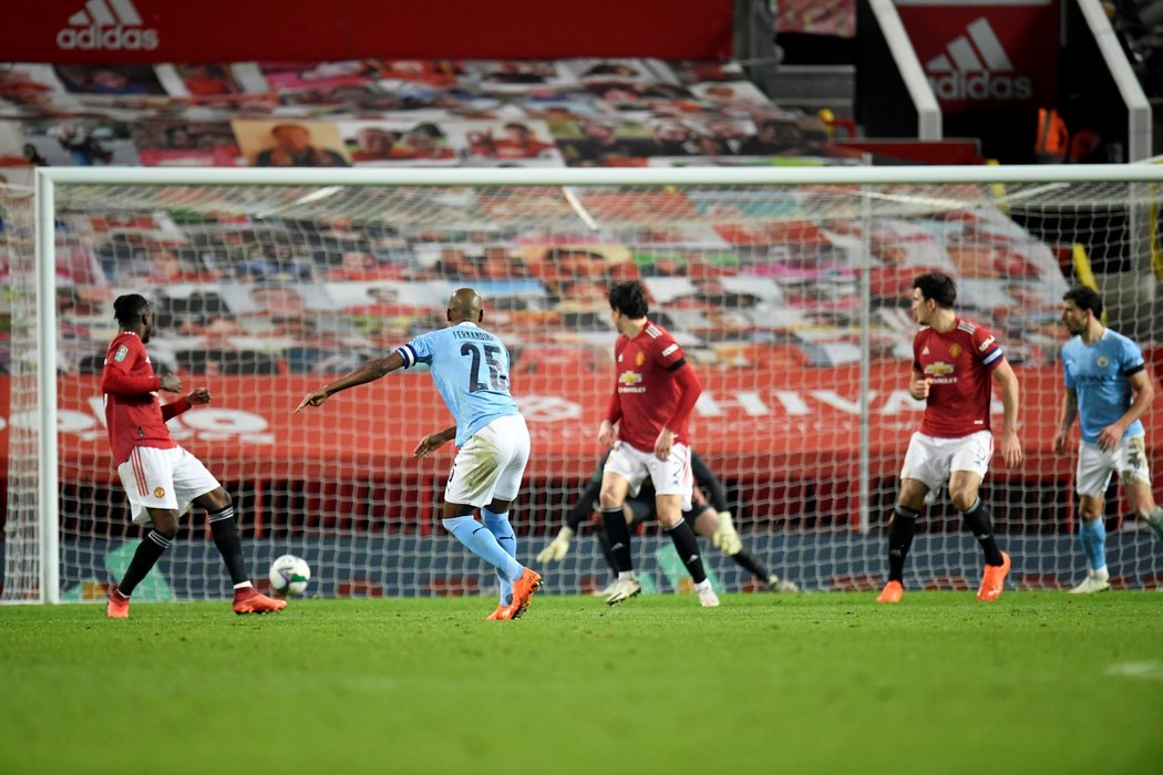 Fotbalisté Manchesteru City porazili v semifinále anglického Ligového poháru městské rivaly z United a zahrají si finále s Tottenhamem