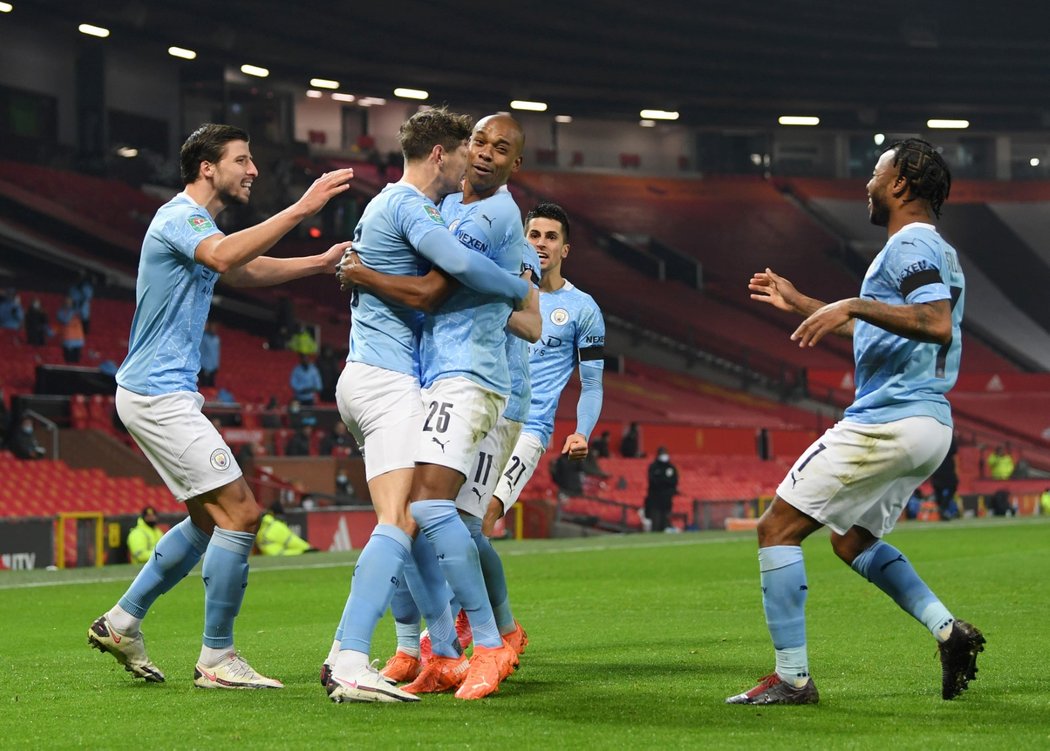 Fotbalisté Manchesteru City porazili v semifinále anglického Ligového poháru městské rivaly z United a zahrají si finále s Tottenhamem