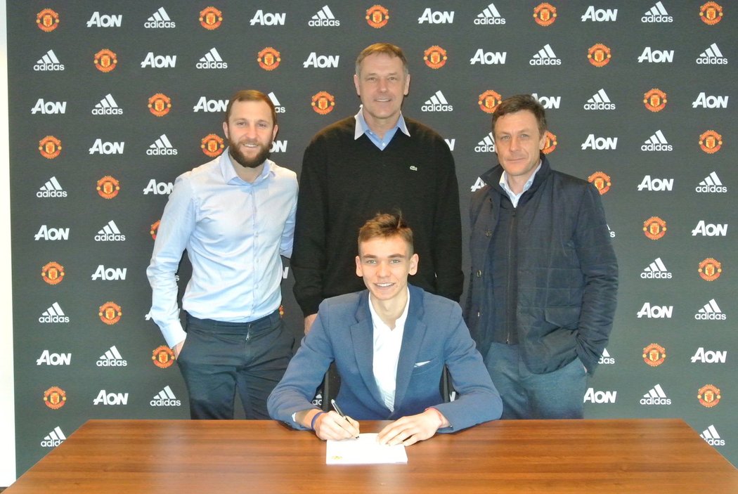 Matěj Kovář podepsal smlouvu s Manchesterem United. S ním zleva: Michael Hollands (anglická pobočka Sport Invest), Luděk Mikloško (manažer pro rozvoj hráčů Sport Invest) a Eliot Van Til (anglická pobočka Sport Invest)