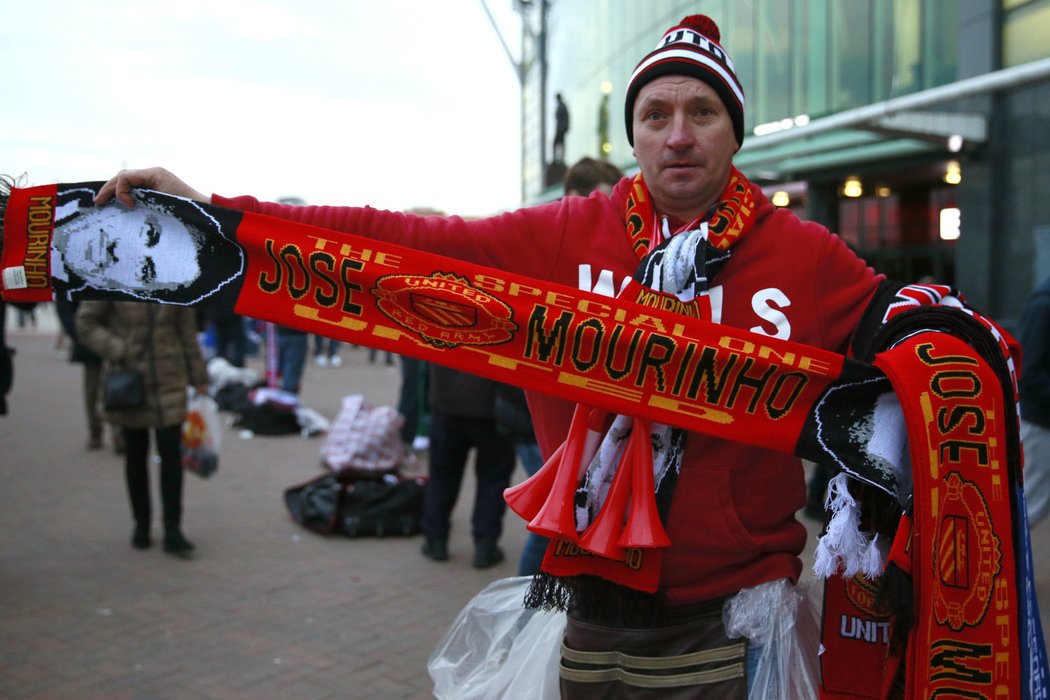 V Manchesteru United jsou připravení na to, že se bude měnit trenér. Dokonce už vědí, kdo usedne na lavičku týmu z Old Trafford. V prodeji jsou šály se jménem Josého Mourinha.