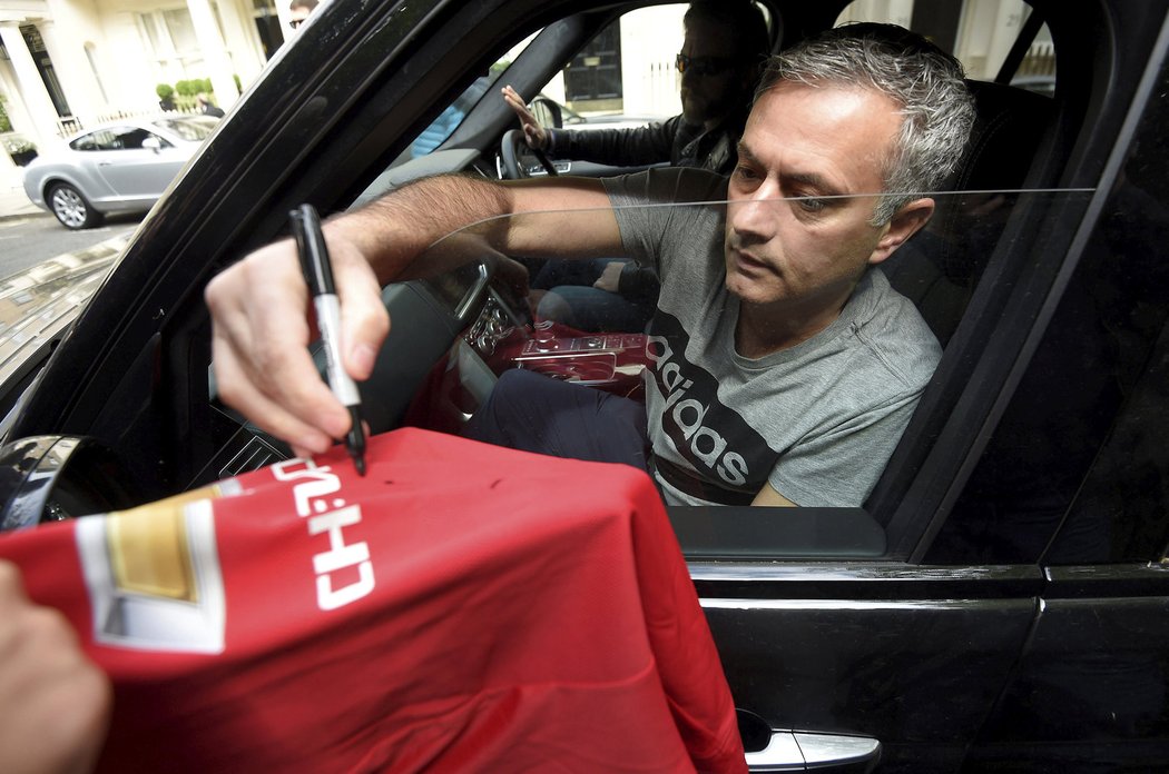 José Mourinho podepsal kontrakt s Manchesterem United, pár podpisů už rozdal i na dresy fanoušků &#34;rudých ďáblů.&#34;