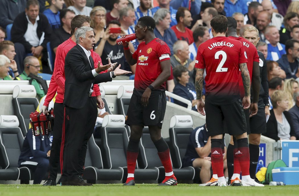 José Mourinho vysvětluje svým hráčům taktiku při prohraném zápase s Brightonu