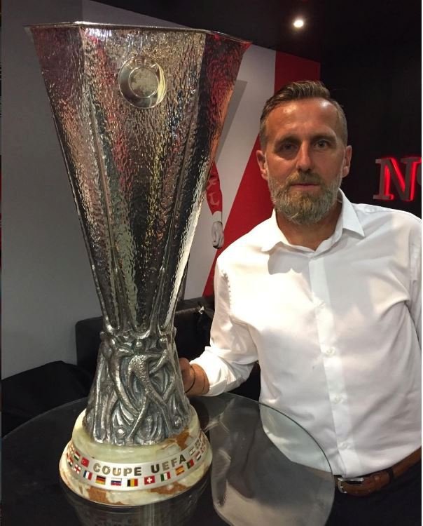 Karel Poborský s trofejí pro vítěze Evropské ligy, kterou vyhrál Manchester United v minulé sezoně