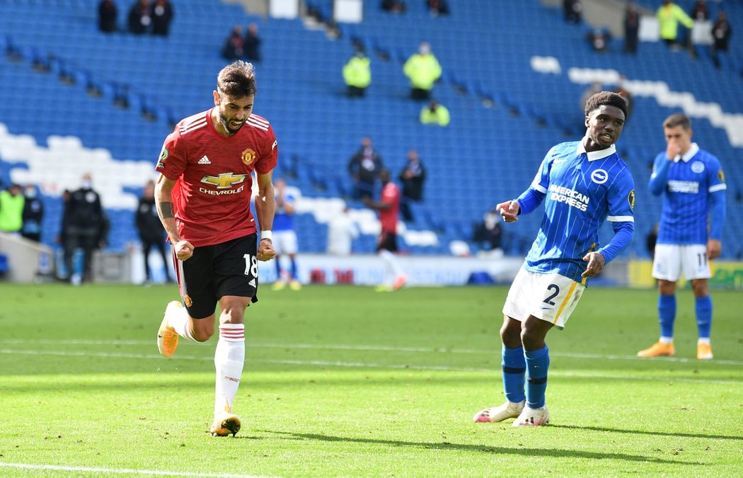 Portugalský záložník Manchesteru United Bruno Fernandes se raduje po proměněné penaltě do sítě Brightonu