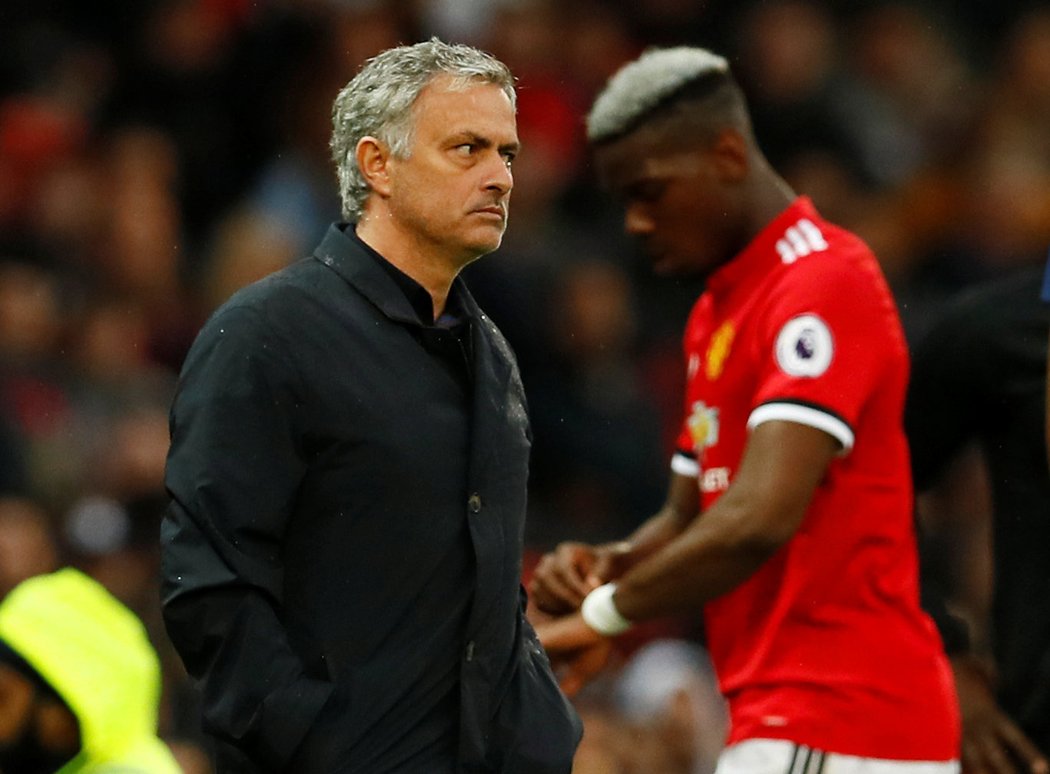 Trenér Manchesteru United José Mourinho a francouzský záložník Paul Pogba