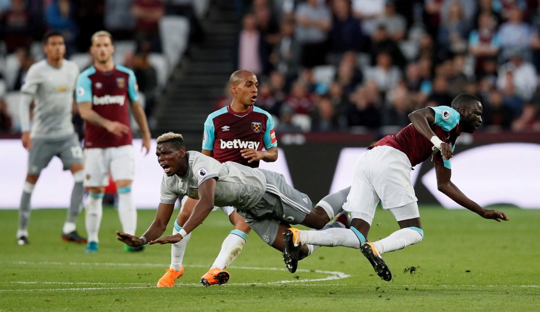 Faulovaný záložník Manchesteru United Paul Pogba v zápase s West Hamem