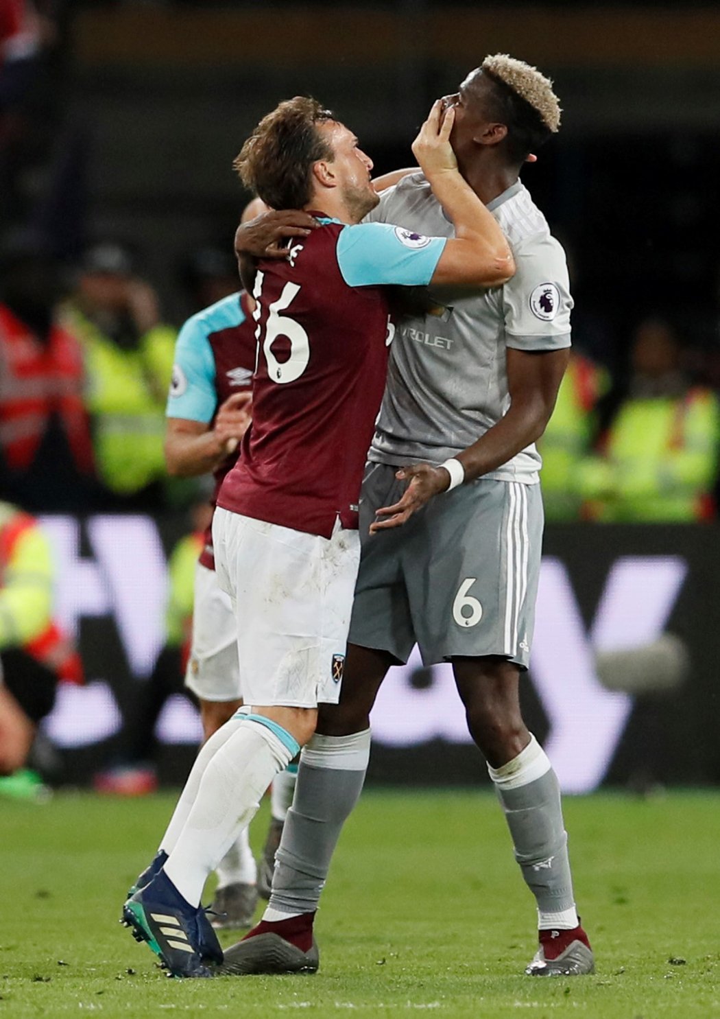 Strkanice mezi kapitánem West Hamu Marcem Noblem a záložníkem Manchesteru United Paulem Pogbou