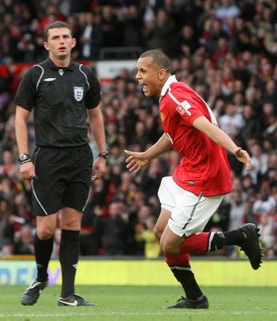Ravel Morrison se raduje z jednoho ze svých dvou gólů ve finále FA Youth Cupu, který Manchester United vyhrál