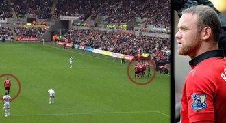 United v šoku! Takhle (ne)slavil Rooney při gólu Van Persieho