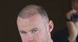 Útočník Manchesteru United Wayne Rooney sice v létě odjel s "rudými ďábly" na turné, brzy se ale kvůli zranění vracel do Anglie. Další zdroje tvrdí, že trucoval kvůli přestupu do Chelsea