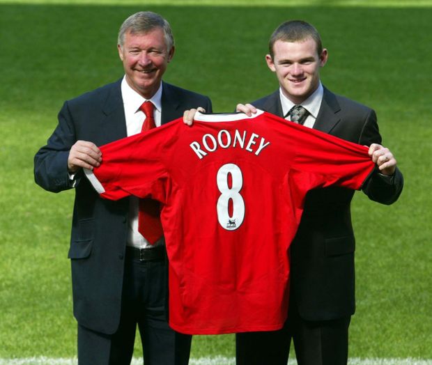 Wayne Rooney pózuje s dresem United. Wayne Rooney pózuje s dresem United.